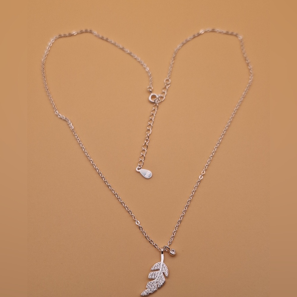 Elegant Silver Leaf Pendant Necklace